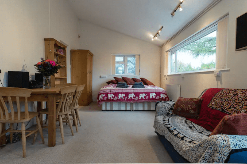 Self-catering Bristol studio, kitchen, parking