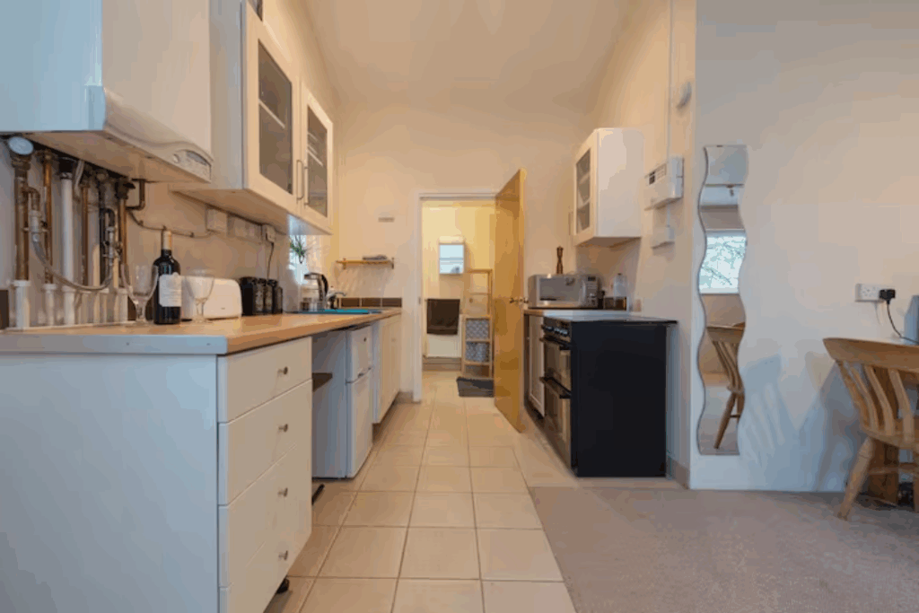 Studio space full kitchen oven, hob, undercounter fridge freezer, washer-dryer